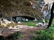 27 Sul piano ad osservare bene la grotta aperta sulla cascata